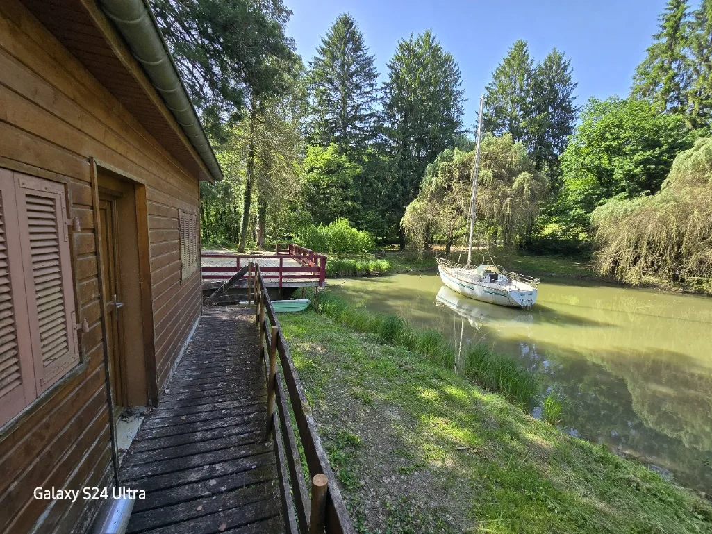 Cabane et ponton au bord de l'étang de L'Étang 54