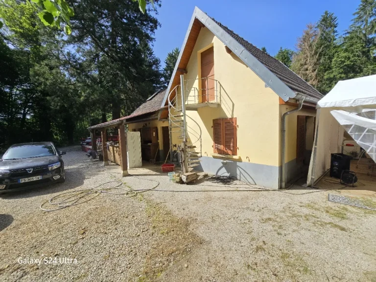 La maison jaune et le terrain de pétanque à L'Étang 54