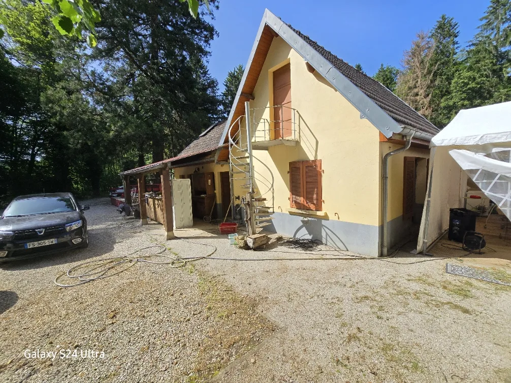 La maison jaune et l'accès au site